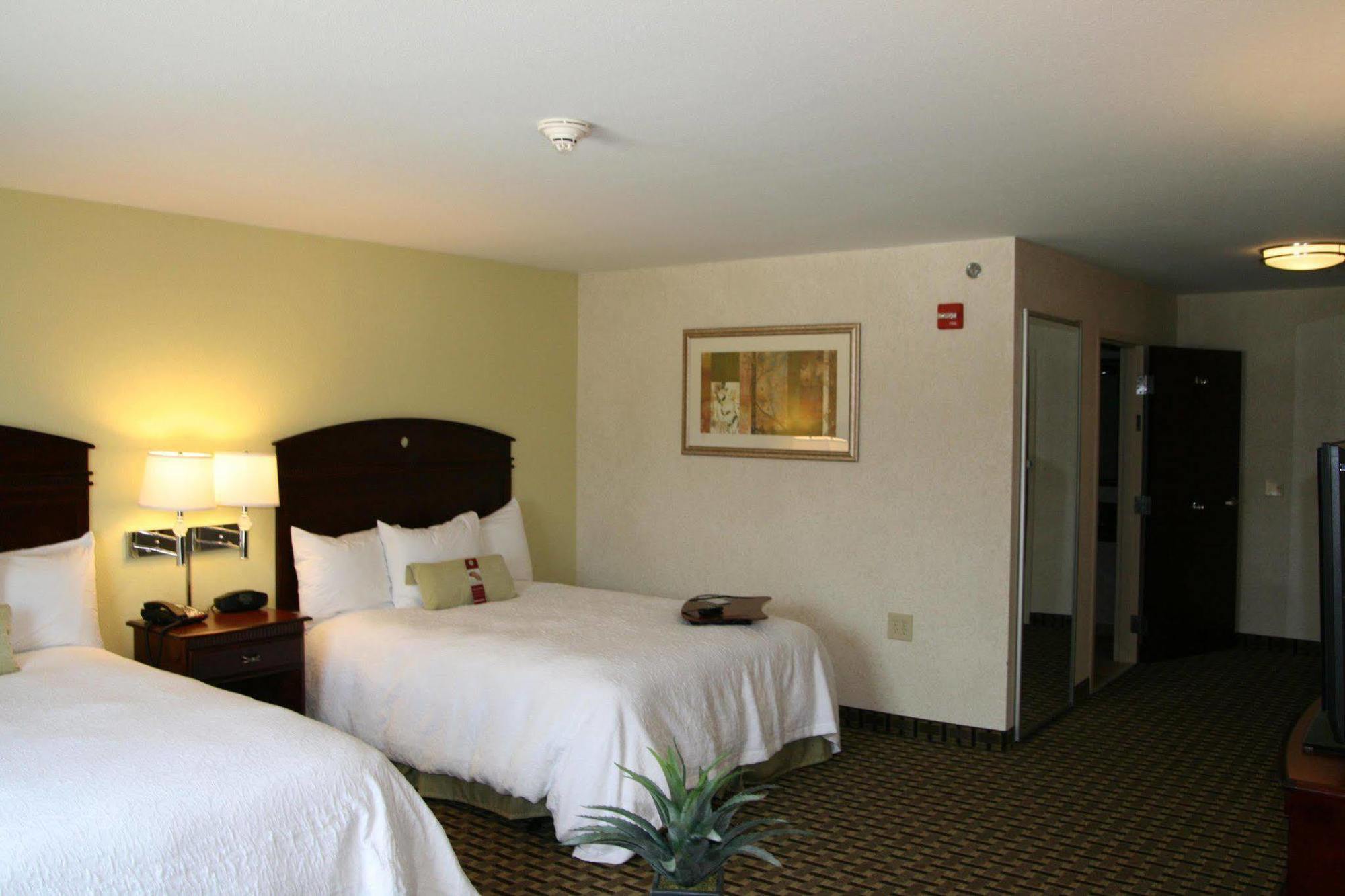Hampton Inn & Suites Cleveland-Ментор Номер фото